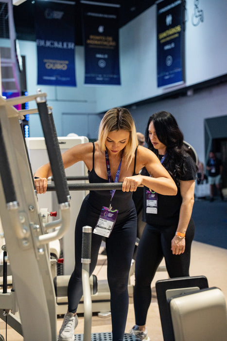 Athlete adjusting the Gluteleader Multi Hip GL-1009 training position